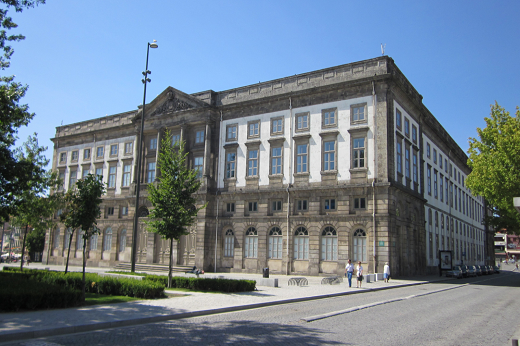 foto do prédio da universidade de Porto, em Portugal