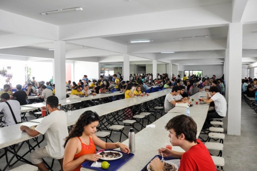 foto de usuários fazendo a refeição no restaurante universitário