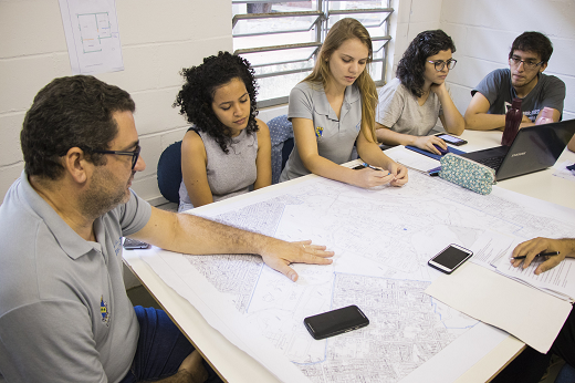 equipe reunida em alinhamento